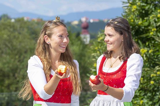Apfelkönigin Ulrike I. und Apfelprinzessin Helene sind kompetente Botschafterinnen für die steirischen Äpfel. © LK - Foto Fischer