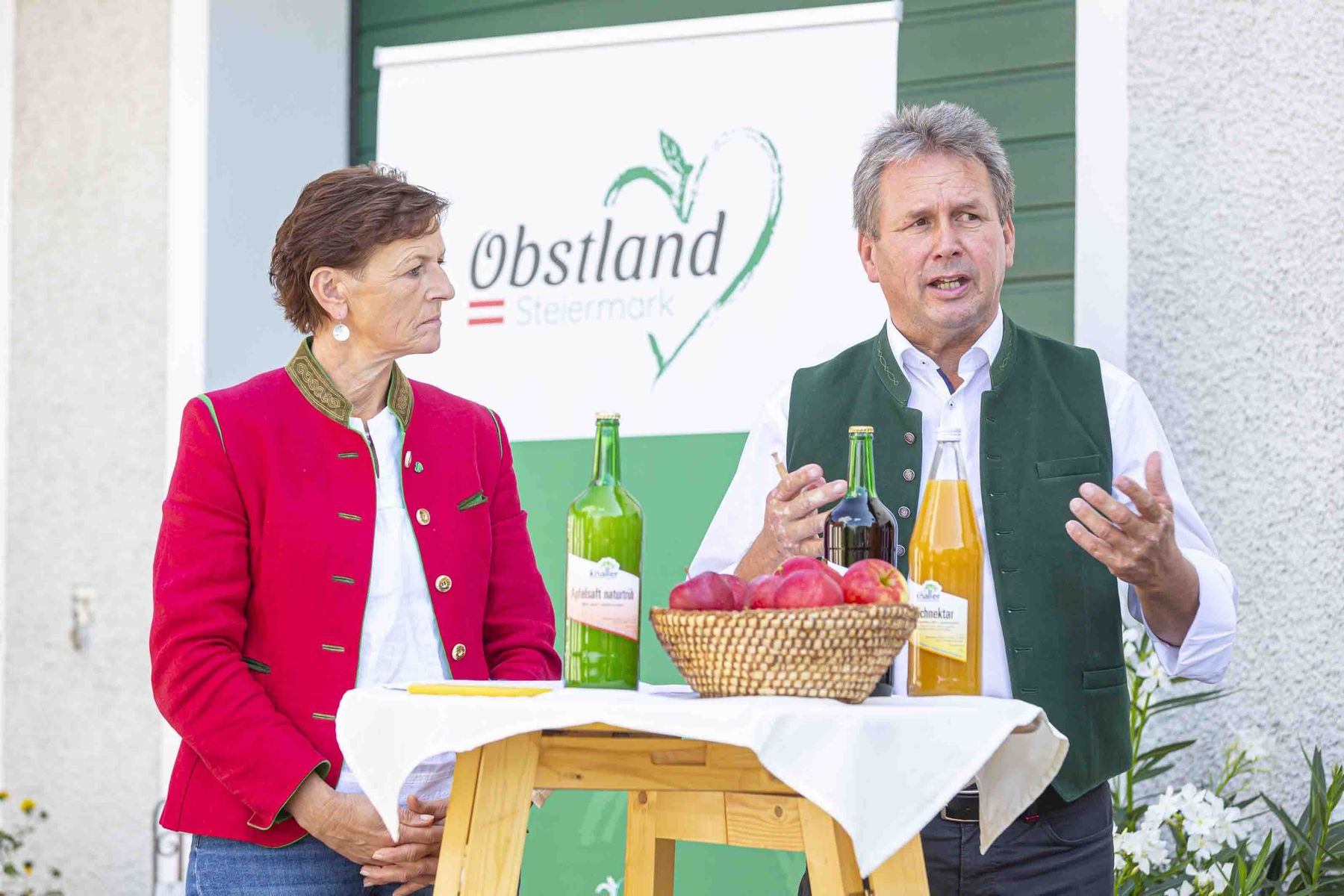 Präsident Franz Titschenbacher und Vizepräsidentin Maria Pein: "Um die Teuerung zu stemmen, brauchen die heimischen Obstproduzenten um 15 Cent pro Kilo mehr." © LK - Foto Fischer