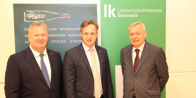 v.l.n.r.: Chris Yorke (Geschäftsführer Österreich Wein Marketing GmbH), Johannes Schmuckenschlager (Präsident des Österreichischen Werinbauverbandes) und Josef Glatt (Direktor Österreichischer Weinbauverband)