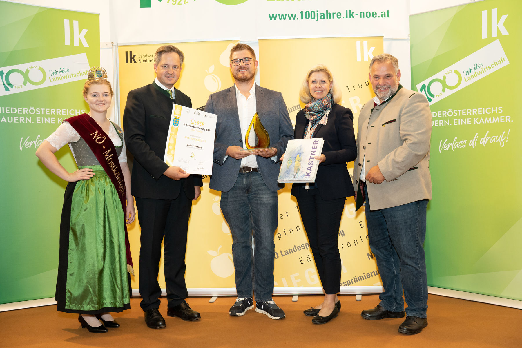 v.l.n.r.: Mostkönigin Sigrid I., LK NÖ-Präsident Johannes Schmuckenschlager, Wolfgang Bucher, AMA-Marketing-Managerin Karin Silberbauer, NÖ Obstbauverband-Obmann Martin Sedelmaier
 © Georg Pomassl/LK Niederösterreich