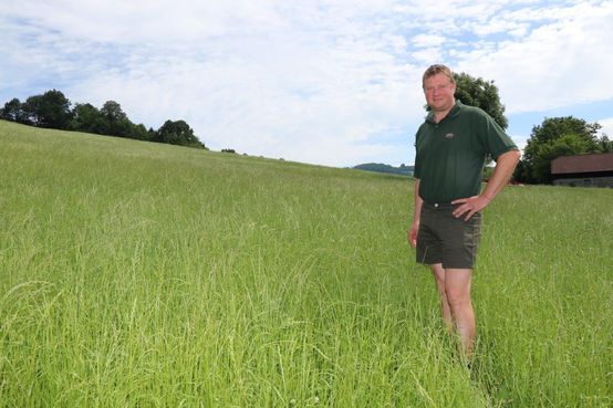 Stefan Sommerauer aus Rabenstein zeigt, wie er trotz Trockenheit zu genug Wiesenfutter kommt.