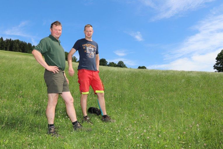 Stefan Sommerauer aus Rabenstein zeigt, wie er trotz Trockenheit zu genug Wiesenfutter kommt. © Paula Pöchlauer-Kozel/LK Niederösterreich