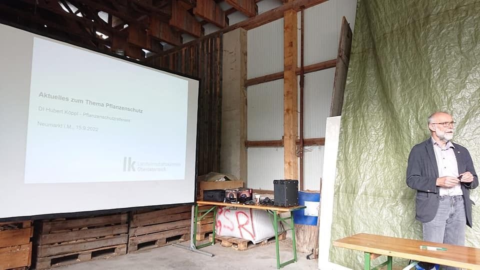 50 Interessierte Landwirte waren gestern beim Fachvormittag der Saatbau Linz zum Thema Pflanzenschutz und Zwischenfrüchte in Neumarkt im Mühlkreis dabei. Gestartet wurde mit einem Vortrag zum Thema "Aktuelles aus dem Pflanzenschutz" von DI Hubert Köppl. Danach ging es raus aufs Feld zum Zwischenfruchtgroßversuch mit einer Vorstellung des Bodenkoffers durch Ing. Patrick Falkensteiner. Zusätzlich gab es die Möglichkeit den Maisversuch der Saatbau Linz zu besichtigen. Danke fürs dabei sein, trotz dem miesen Wetter. © BWSB 50 Interessierte Landwirte waren gestern beim Fachvormittag der Saatbau Linz zum Thema Pflanzenschutz und Zwischenfrüchte in Neumarkt im Mühlkreis dabei. Gestartet wurde mit einem Vortrag zum Thema "Aktuelles aus dem Pflanzenschutz" von DI Hubert Köppl. Danach ging es raus aufs Feld zum Zwischenfruchtgroßversuch mit einer Vorstellung des Bodenkoffers durch Ing. Patrick Falkensteiner. Zusätzlich gab es die Möglichkeit den Maisversuch der Saatbau Linz zu besichtigen. Danke fürs dabei sein, trotz dem miesen Wetter. © BWSB