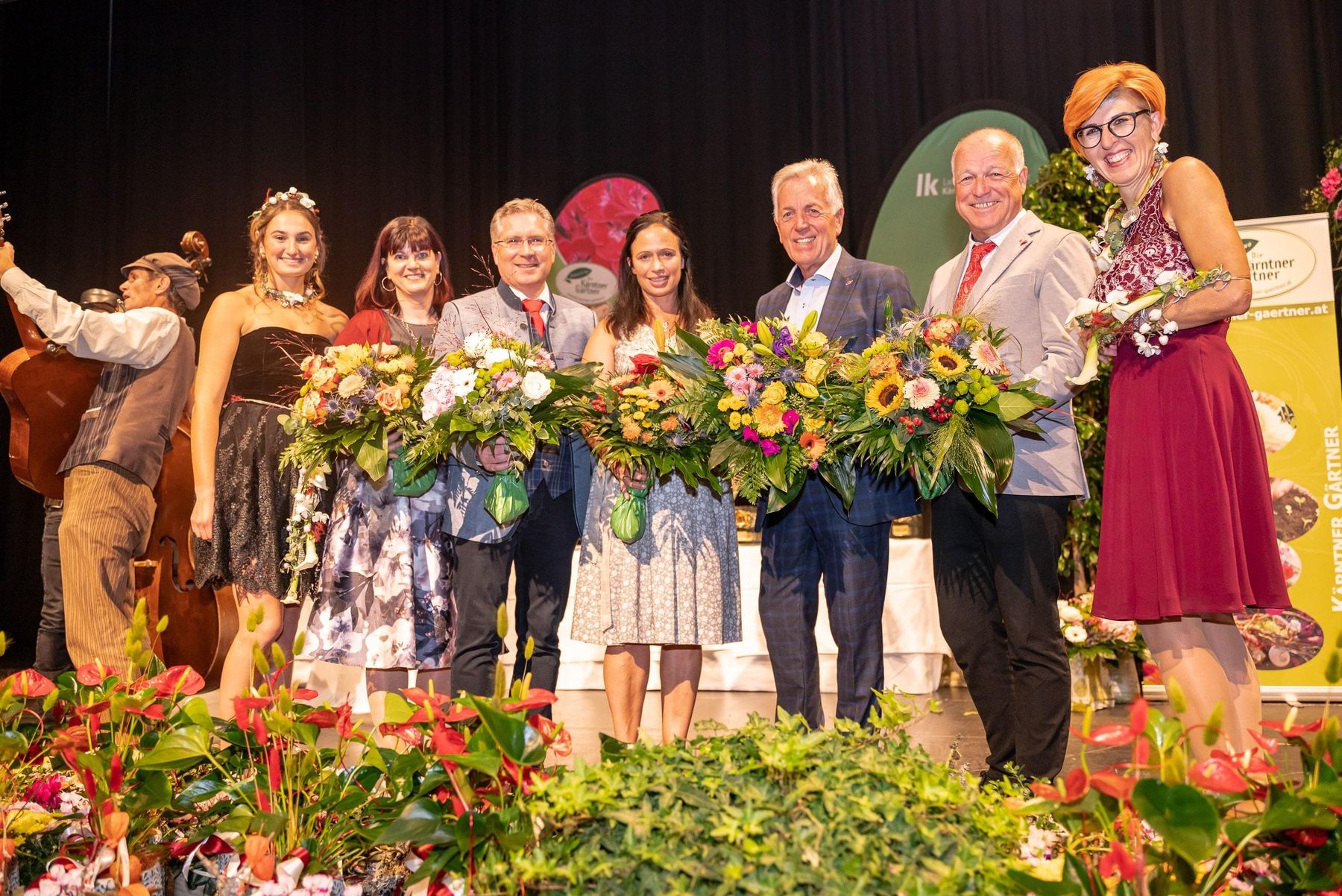 Blumenmädchen Viktoria Kuneth­Mak, Margarita Messner­Fritzl, Bürgermeister Martin Kulmer, LK­Vizepräsidentin
Astrid Brunner, die Bürgermeister Herbert Gaggl und Ingo Appé, Organisatorin Regina Kneß (v. l.) © Fördergemeinschaft Gartenbau