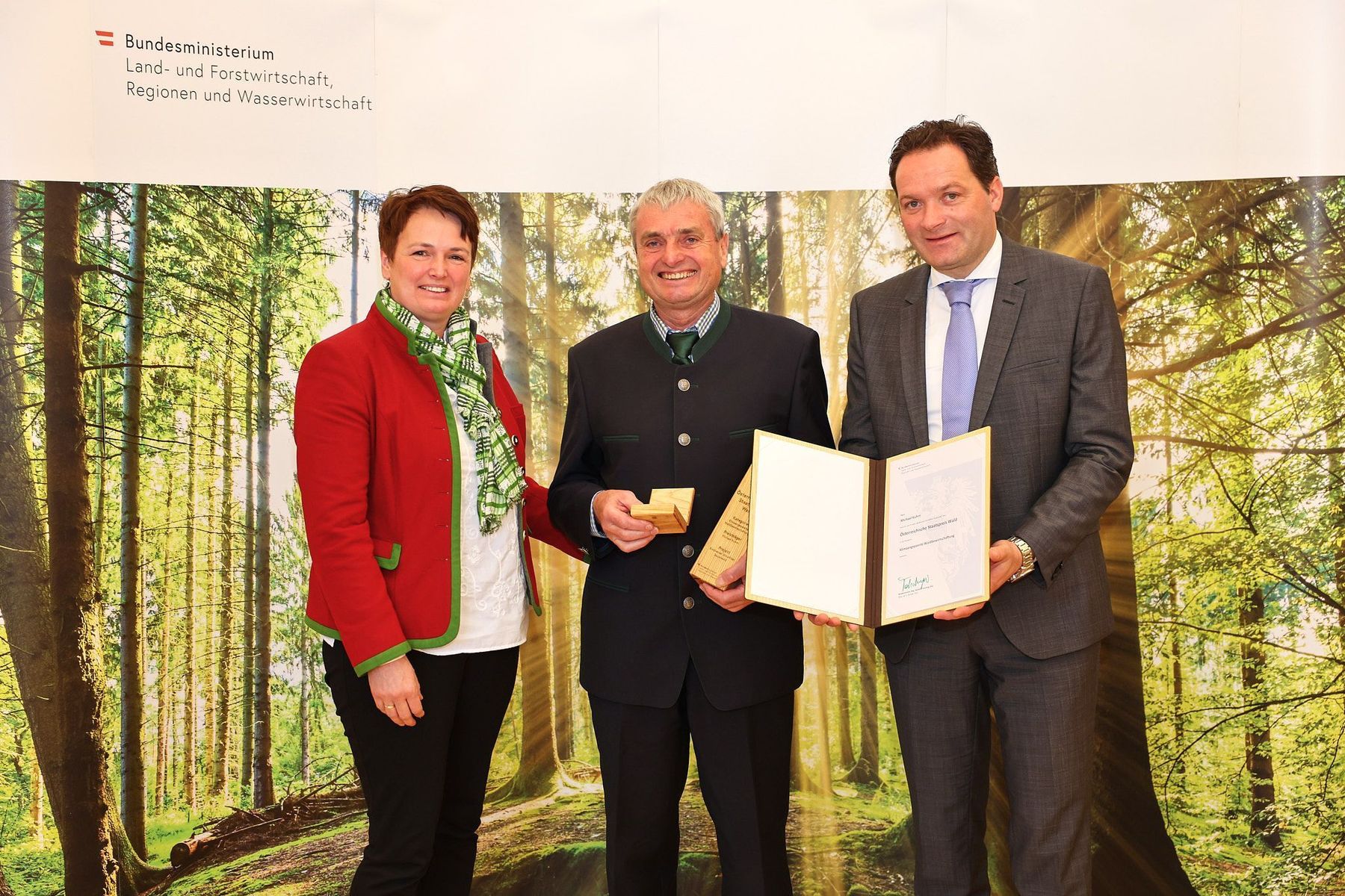 Staatspreisverleihung Wald 2022: Die Preisträger aus Niederösterreich © BML/Moritz-Scheer Staatspreisverleihung Wald 2022: Die Preisträger aus Niederösterreich © BML/Moritz-Scheer