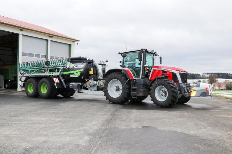 Mit der automatischen Reifendruckregelanlage auf Traktor und Güllefass senkt und hebt der Fahrer den Reifendruck mit einem Klick, um ihn rasch den Straßen- und Bodenverhältnissen anzupassen. Den für jeden Untergrund optimalen Druck hat er zuvor programmie © Christoph Wolfesberger/LK Niederösterreich