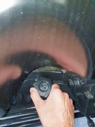 Motoröleinfüllstutzen – Finger weg, wenn die Spezifikation nicht bekannt ist. © Wolfgang Turk/LK Niederösterreich Motoröleinfüllstutzen – Finger weg, wenn die Spezifikation nicht bekannt ist. © Wolfgang Turk/LK Niederösterreich