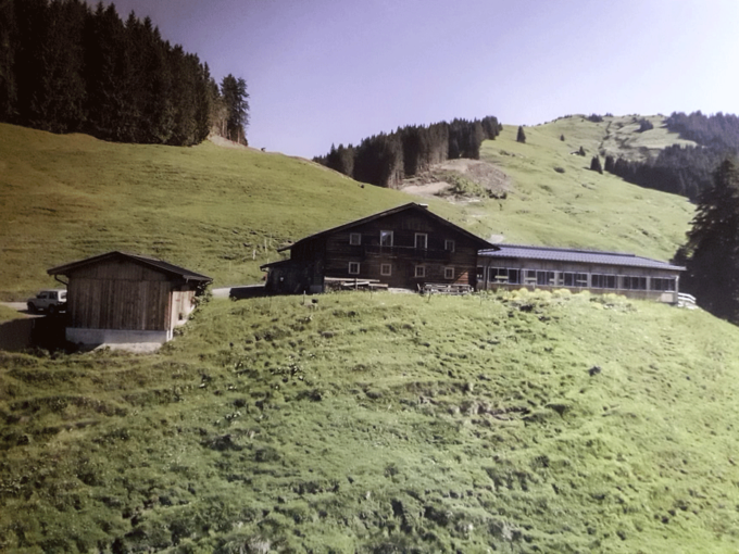 Almgebäude am Berg