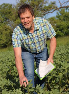 Pirklhuber im Feld Kontrolle.jpg Pirklhuber im Feld Kontrolle.jpg
