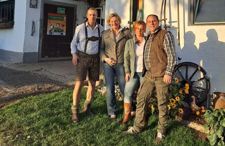 Paulus und Edith Schlaffer zusammen mit Sohn Reinhard und seiner Lebensgefährtin Andrea Egger.