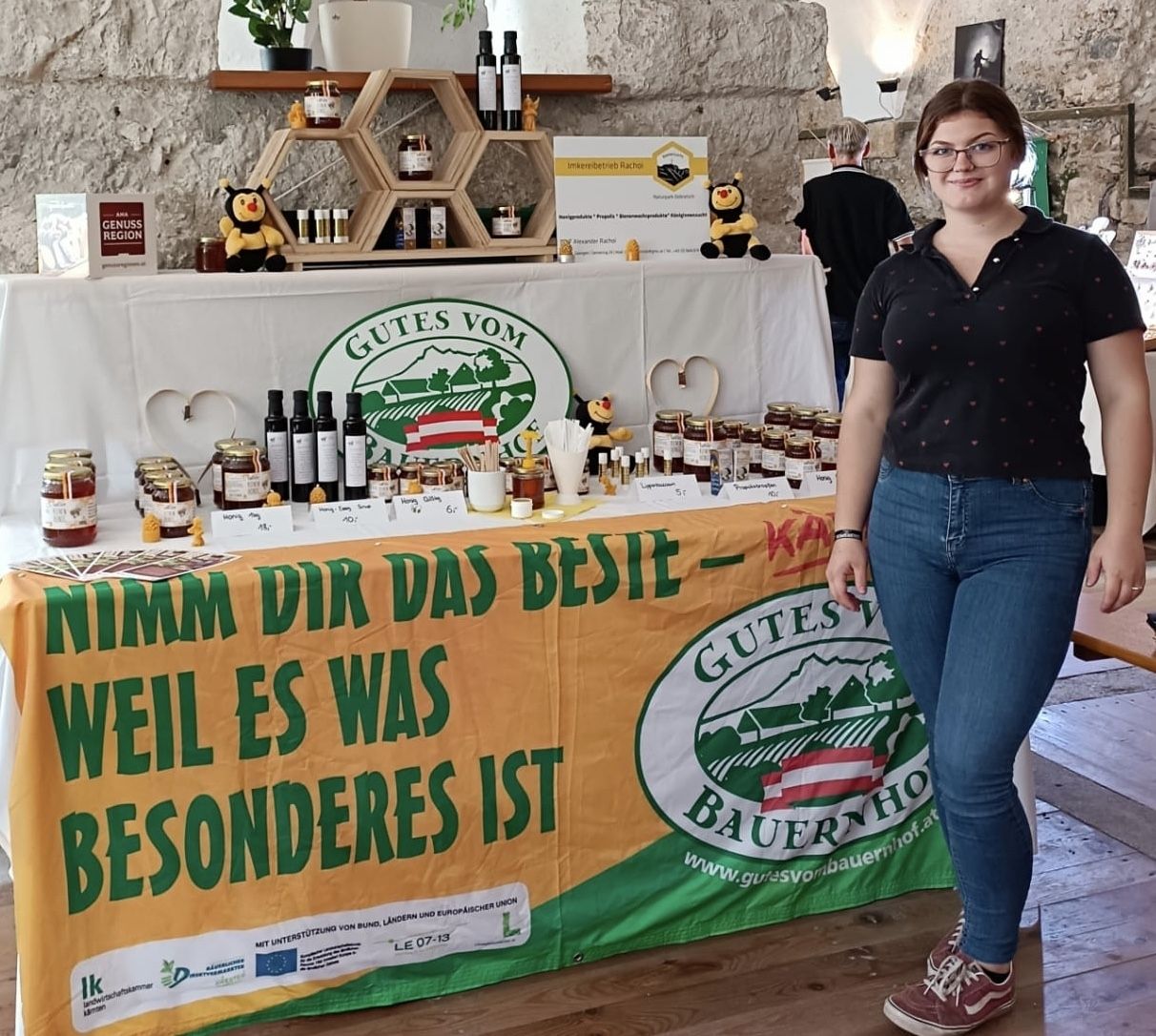 Rachoi Tochter Selina Verkaufsstand.jpg © privat Rachoi Tochter Selina Verkaufsstand.jpg © privat