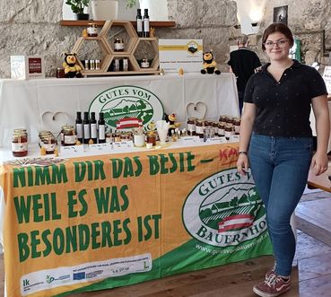 Rachoi Tochter Selina Verkaufsstand.jpg © privat Rachoi Tochter Selina Verkaufsstand.jpg © privat