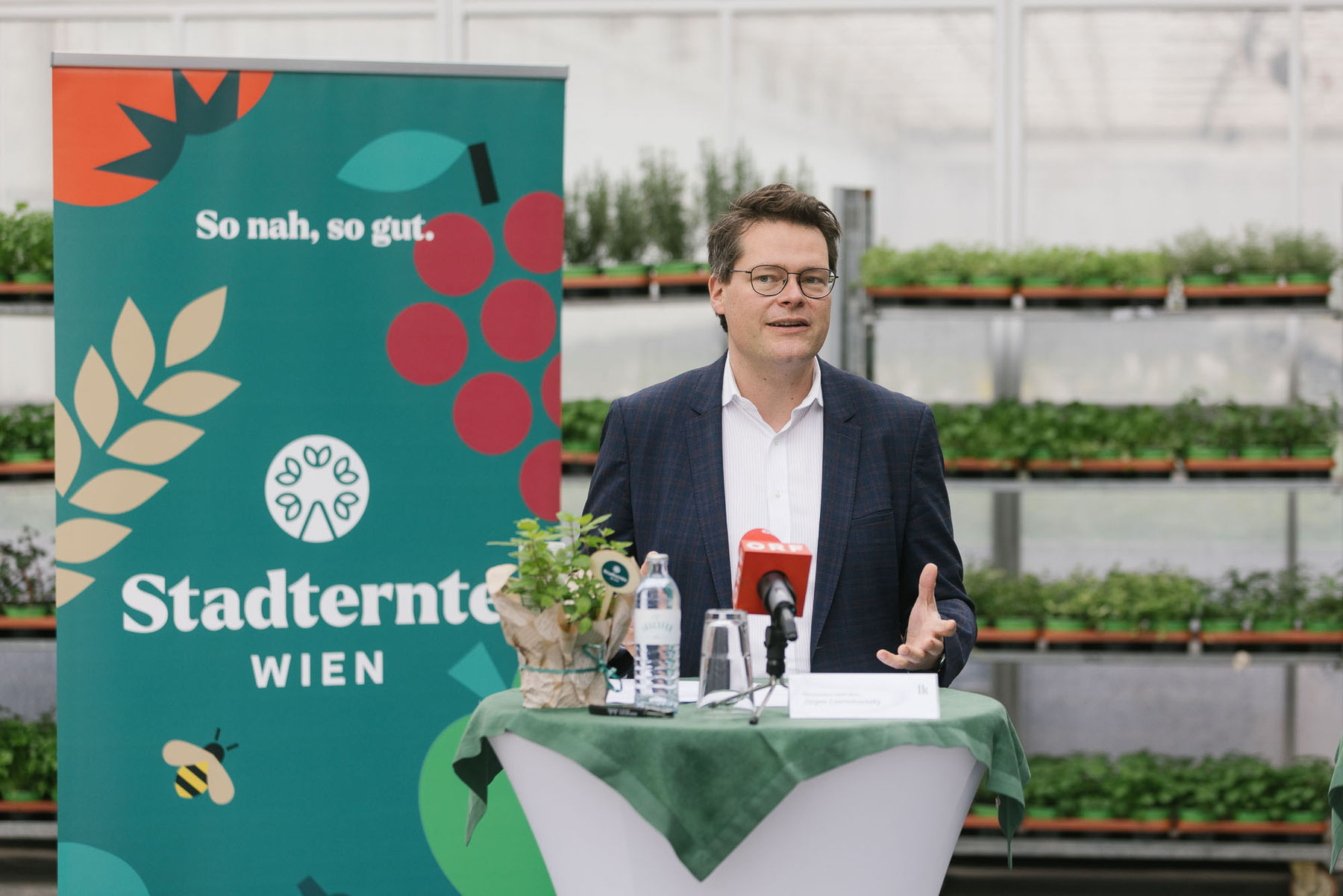 Landwirtschaftsminister Totschnig mit Versorgungssicherheitstour in Wien.jpg