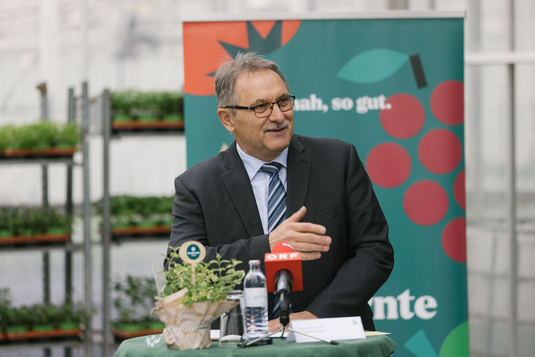Landwirtschaftsminister Totschnig mit Versorgungssicherheitstour in Wien.jpg