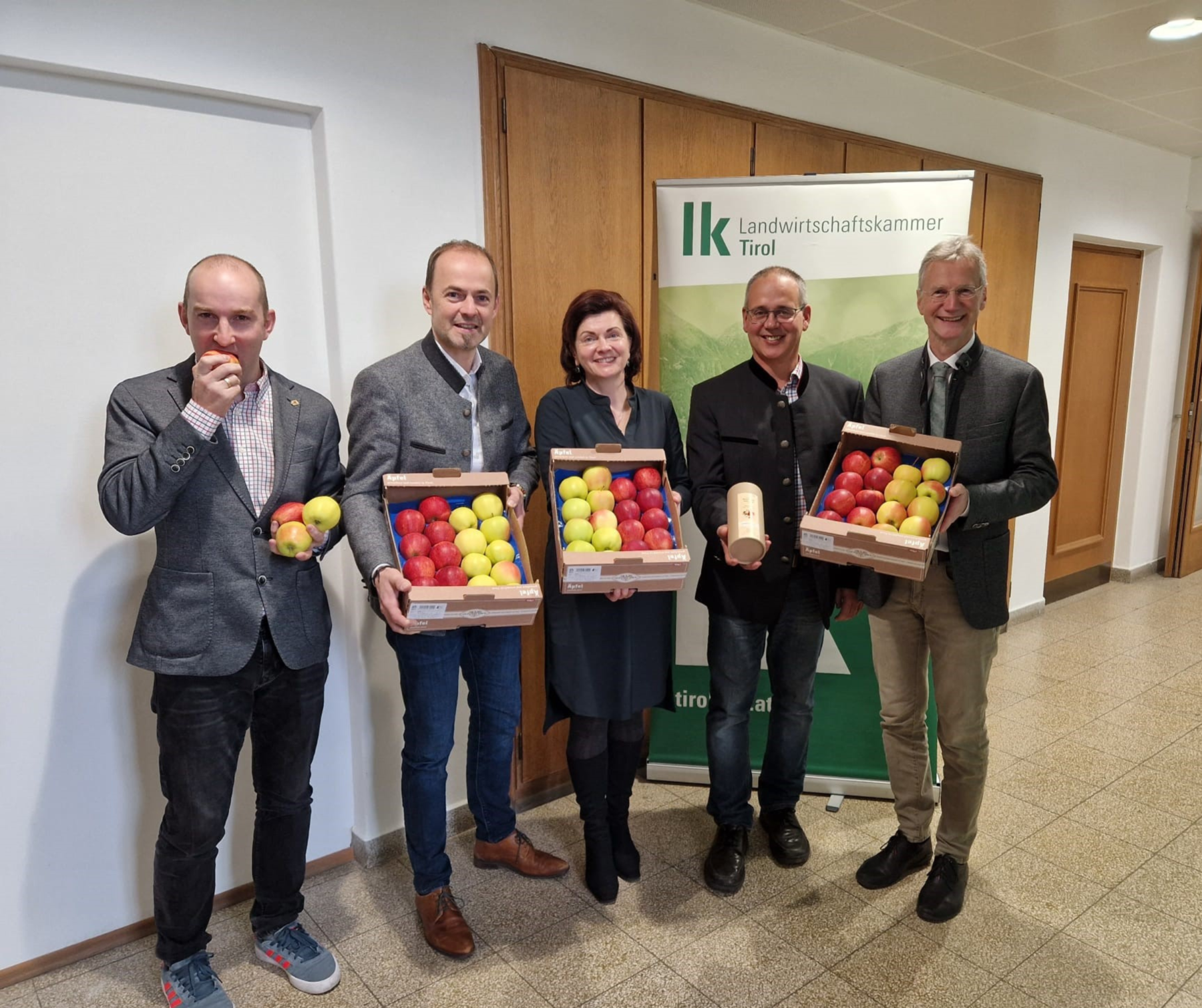 LK-Obstbaureferent Klemens Böck, LK-Präsident Josef Hechenberger, TirolObst-Obfrau Regina Norz, TirolObst-Vorstandsmitglied Georg Pfurtscheller und LK-Fachbereichsleiter Wendelin Juen  © LK Tirol