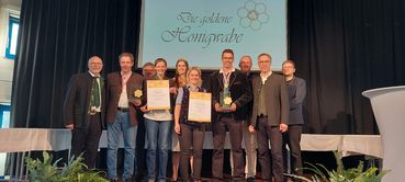 goldene Honigwabe_Wieselburg_links Familie Oberluggauer; rechts Familie Flaschberger.jpg © Landesverband für Bienenzucht in Kärnten goldene Honigwabe_Wieselburg_links Familie Oberluggauer; rechts Familie Flaschberger.jpg © Landesverband für Bienenzucht in Kärnten