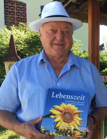 Robert Erschen Sen. mit seinem Buch c Tscharre.jpg © Erschen Robert Erschen Sen. mit seinem Buch c Tscharre.jpg © Erschen