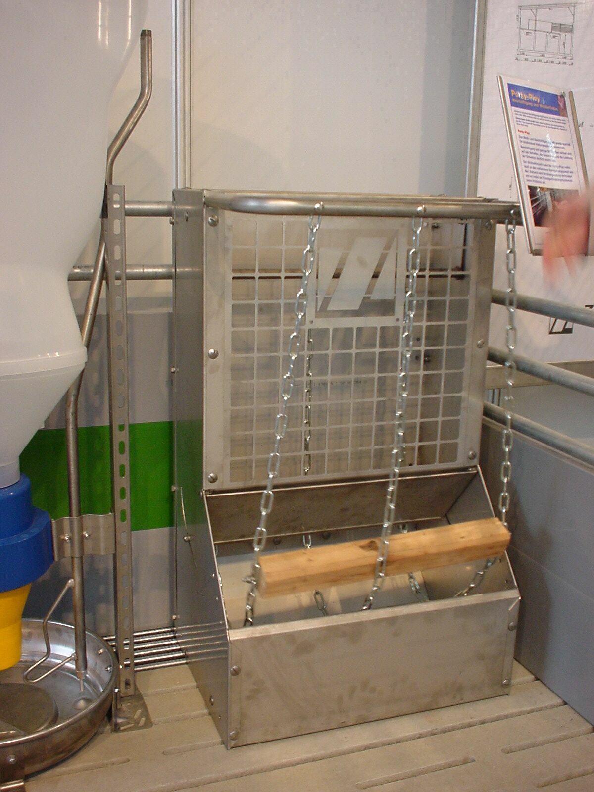 Beispiel Beschäftigungsmaterial Ferkelaufzucht und / oder Mast: Stroh-/Heuraufe plus Kette mit Holz (Nagebalken)  © Unbekannt