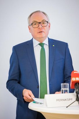 LH-Stellvertreter Stephan Pernkopf und Landwirtschaftskammer NÖ-Präsident Johannes Schmuckenschlager fordern Anpassungen beim Strompreis für die Land- und Forstwirtschaft.
