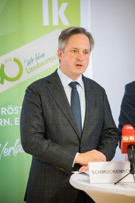LH-Stellvertreter Stephan Pernkopf und Landwirtschaftskammer NÖ-Präsident Johannes Schmuckenschlager fordern Anpassungen beim Strompreis für die Land- und Forstwirtschaft.