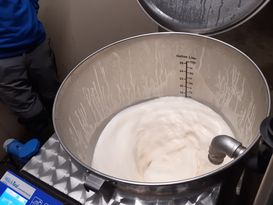 Milchtaxi mit Rührwerk AK Milchproduktion.jpg