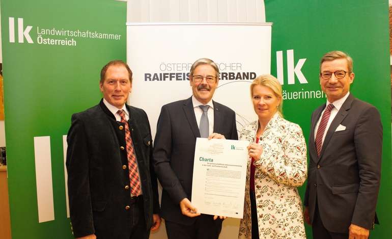 Österr. Raiffeisenverband unterzeichnet am 5.12.2022 die Charta für eine Partnerschaftliche Interessenvertretung © Beate Kraml für ARGE Bäuerinnen Österr. Raiffeisenverband unterzeichnet am 5.12.2022 die Charta für eine Partnerschaftliche Interessenvertretung © Beate Kraml für ARGE Bäuerinnen