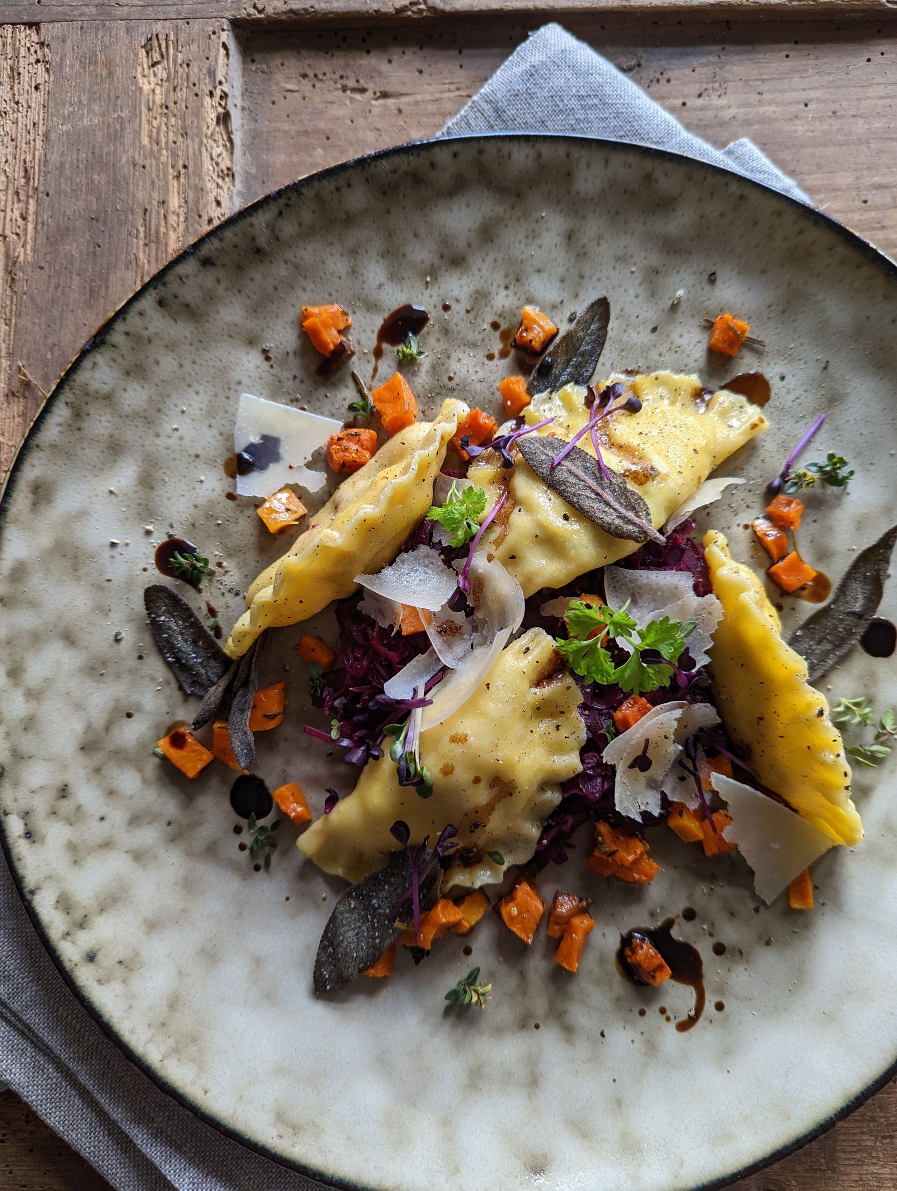 Nudeltaschen mit Frischkäsefüllung auf Blaukraut mit Kürbiswürfeln.jpg