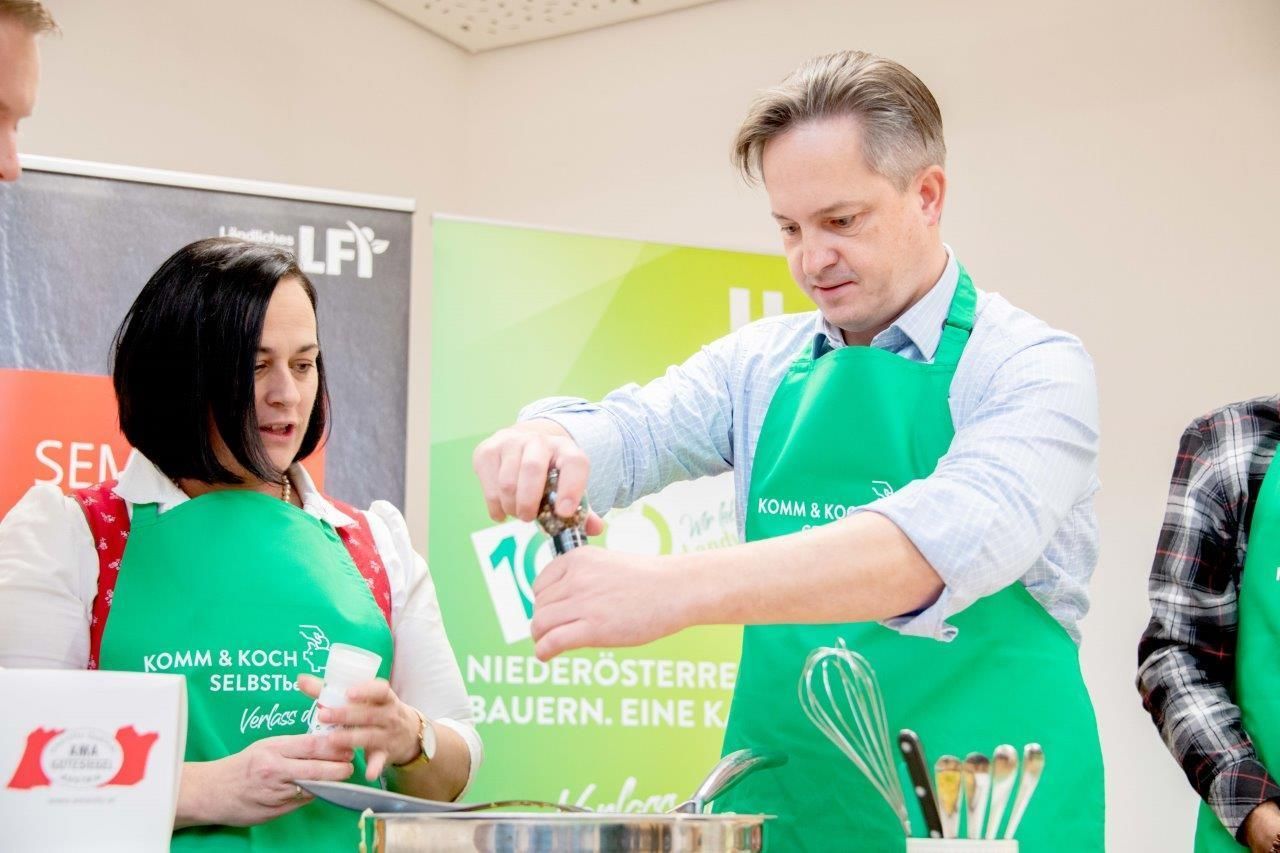 Initiative  Selbstbewusst kochen  zeigt, wie man mit selbst kochen Geld sparen kann. © Eva Lechner/LK Niederösterreich Initiative  Selbstbewusst kochen  zeigt, wie man mit selbst kochen Geld sparen kann. © Eva Lechner/LK Niederösterreich
