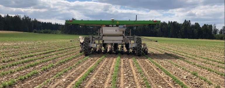 Der Farmdroid wurde von der Innovation Farm getestet. An relativ sonnigen Tagen können die vier Solarpanels auf dem "Dach" des Roboters bis zu 20 Kilowattstunden pro Tag erzeugen. Der Farmdroid wurde von der Innovation Farm getestet. An relativ sonnigen Tagen können die vier Solarpanels auf dem "Dach" des Roboters bis zu 20 Kilowattstunden pro Tag erzeugen.