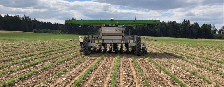 Der Farmdroid wurde von der Innovation Farm getestet. An relativ sonnigen Tagen können die vier Solarpanels auf dem "Dach" des Roboters bis zu 20 Kilowattstunden pro Tag erzeugen.