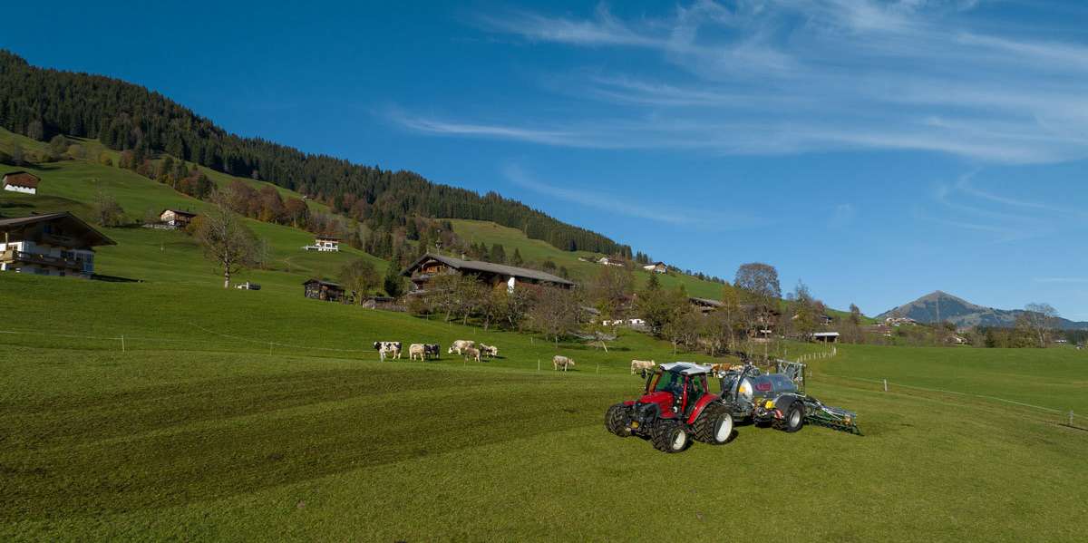 Traktor bei der Gülleausbringung