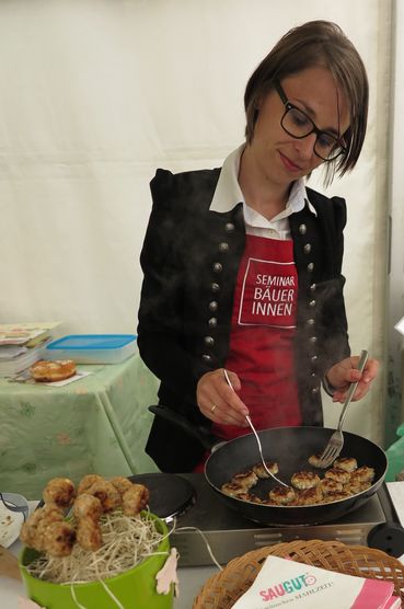 Egger Gabi mit Schweinefleischlollys1.jpg © Manuela Pichler Egger Gabi mit Schweinefleischlollys1.jpg © Manuela Pichler