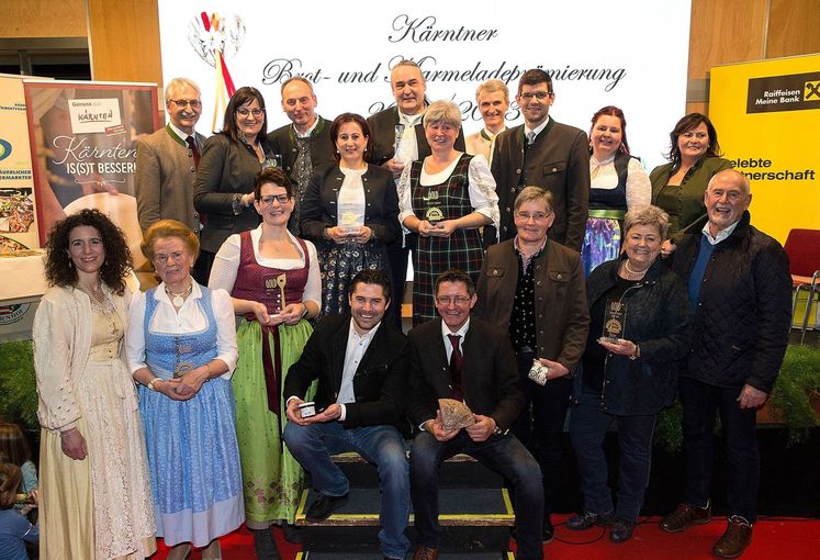 Landesrat Martin Gruber, LK-Präsident Siegfried Huber, Kammeramtsdirektor Dipl-Ing. Hans Mikl und Genussland Kärnten-Obfrau Barbara Wakonig mit den Kategoriesiegern der beiden Prämierungen. © Kampitsch Landesrat Martin Gruber, LK-Präsident Siegfried Huber, Kammeramtsdirektor Dipl-Ing. Hans Mikl und Genussland Kärnten-Obfrau Barbara Wakonig mit den Kategoriesiegern der beiden Prämierungen. © Kampitsch