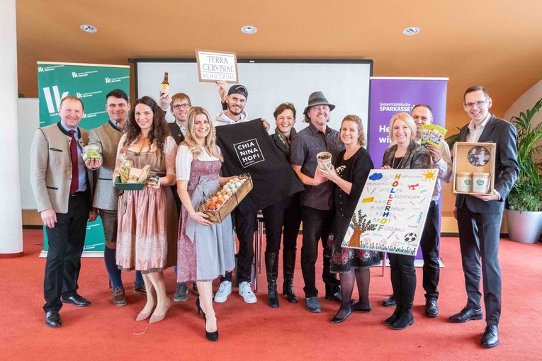 v.l.n.r. Kammerdirektor Werner Brugner, Matthias und Denise Janisch (Superfood Edamame), Stefan Kirchengast (Kreative-Biere), Andrea Pauli (Kunterbunte Eier), Nina Sifkovits (Das größte Rind der Welt), Vizepräsidentin Maria Pein, Helmut und Doris Schröck (Geballte "Zetzkraft"), Andrea und Wolfgang Kogler (Erlebnis Bauernhof), Oliver Kröpfl (Vorstand Steiermärkische) © LK Steiermark/Danner