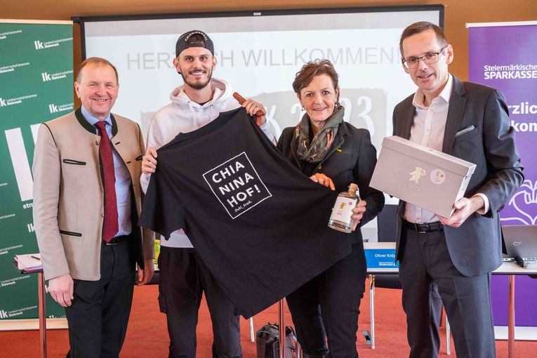 Größtes Rind der Welt: Nino Sifkovits (2.v.l.) mit Kammerdirektor Werner Brugner, Vizepräsidentin Maria Pein und Steiermärkische Vorstand Oliver Kröpfl © LK Steiermark/Danner