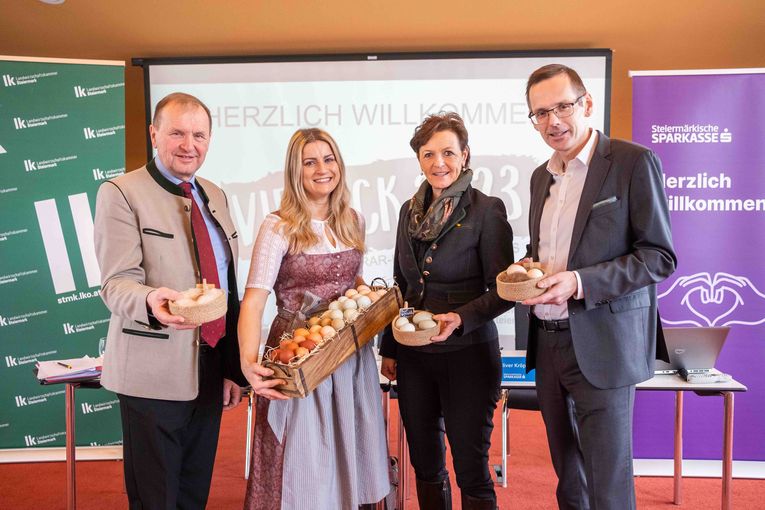 Kunterbunte Eier: Andrea Pauli (2.v.l.) mit Kammerdirektor Werner Brugner, Vizepräsidentin Maria Pein und Steiermärkische Vorstand Oliver Kröpfl © LK Steiermark/Danner