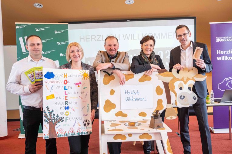 Erlebnis Bauernhof: Wolfgang und Andrea Kogler (1. und 2. v.l.) mit Kammerdirektor Werner Brugner, Vizepräsidentin Maria Pein und Steiermärkische Vorstand Oliver Kröpfl © LK Steiermark/Danner