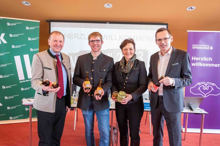 Rare Kreativ-Biere: Stefan Kirchengast (2.vl.) mit Kammerdirektor Werner Brugner, Vizepräsidentin Maria Pein und Steiermärkische Vorstand Oliver Kröpfl © LK Steiermark/Danner