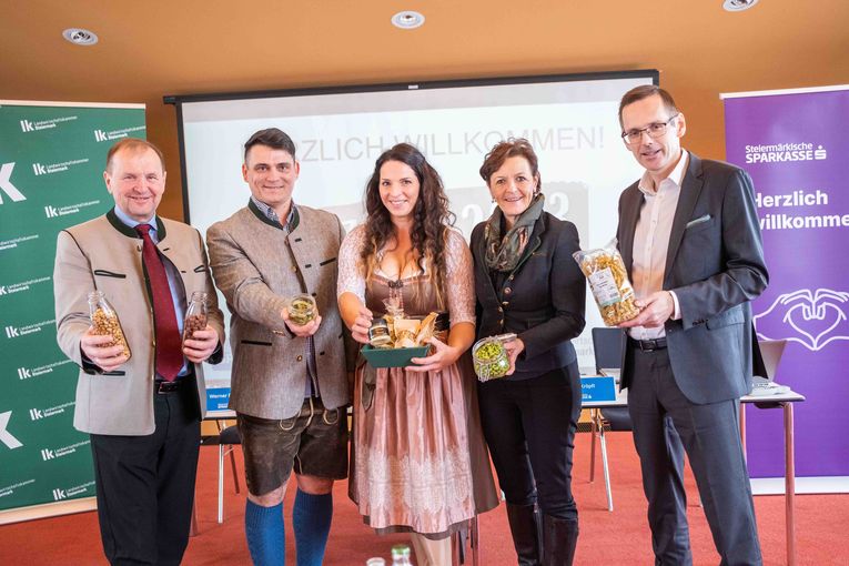 Trendsetter mit exotischem Superfood Edamame: Denise und Matthias Janisch (3. und 2. v.l.) mit Kammerdirektor Werner Brugner, Vizepräsidentin Maria Pein und Steiermärkische Vorstand Oliver Kröpfl © LK Steiermark/Danner