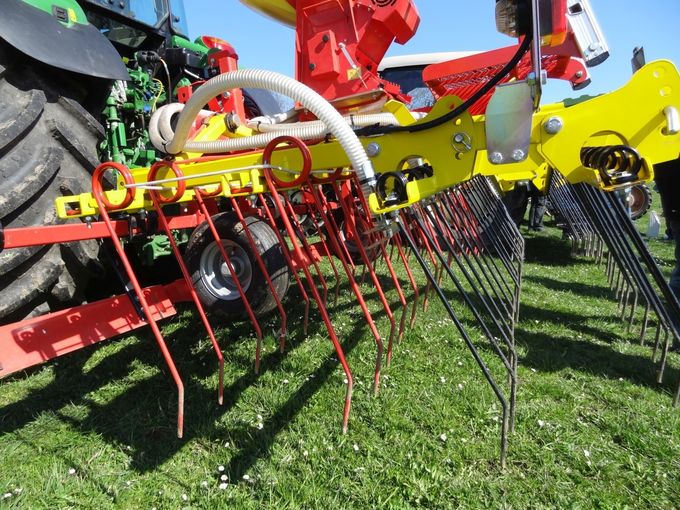 Bild 1_Grünlandnachsaat (C) Rudlstorfer LKOÖ.jpg © Landwirtschaftskammer Oberösterreich/Rudlstorfer Bild 1_Grünlandnachsaat (C) Rudlstorfer LKOÖ.jpg © Landwirtschaftskammer Oberösterreich/Rudlstorfer