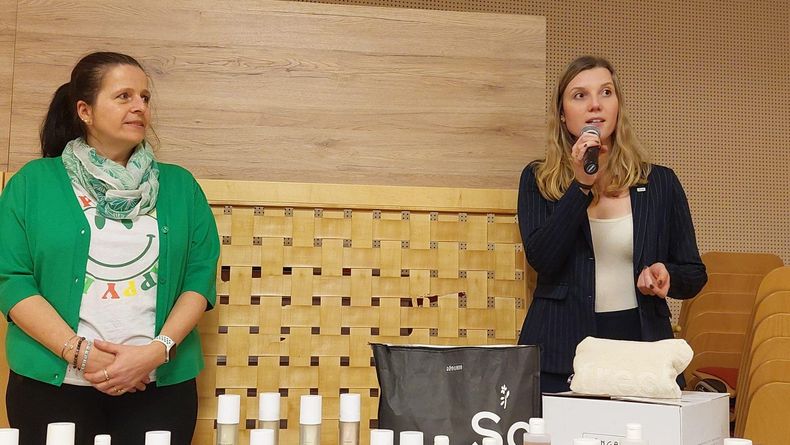 Ehrengäste, Vortragende und Organisatorinnen.jpg Ehrengäste, Vortragende und Organisatorinnen.jpg