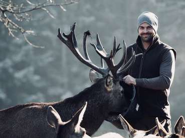 Christian Höfler mit Rotwild