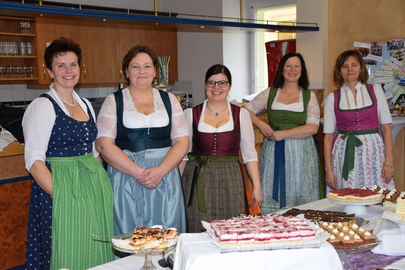 DSC 1149 Mehlspeisebuffet (1024x683).jpg DSC 1149 Mehlspeisebuffet (1024x683).jpg
