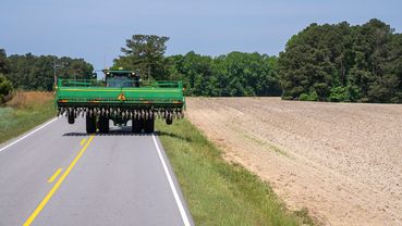Traktor straße pexels-mark-stebnicki-7791331.jpg © pexels-mark-stebnicki Traktor straße pexels-mark-stebnicki-7791331.jpg © pexels-mark-stebnicki