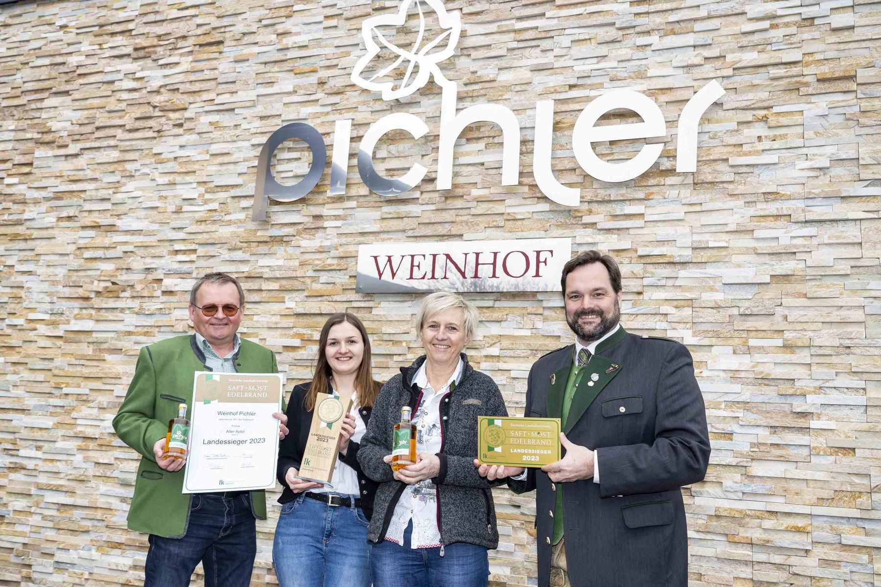 Landessieger: Franz, Nina und Gabi Pichler (v.l.n.r) mit Georg Thünauer (rechts) © LK Steiermark/Foto Fischer