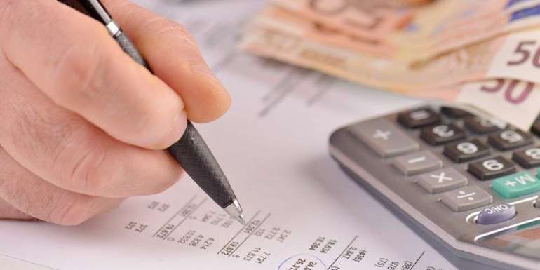 Taschenrechner_Geld_Berechnen.jpg © pfpgroup/stock.adobe.com