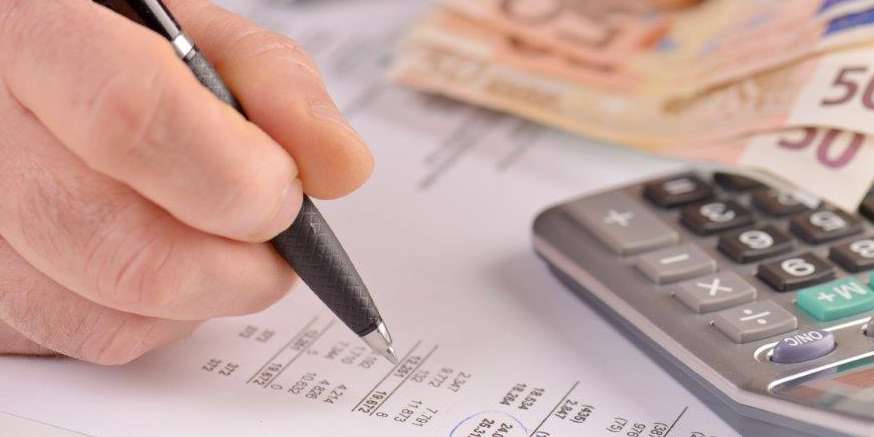 Taschenrechner_Geld_Berechnen.jpg © pfpgroup/stock.adobe.com