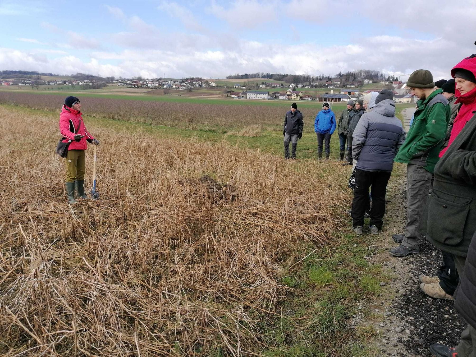 Großes Interesse mit rund 100 Personen an den heutigen zwei Feldbegehungen im Bezirk Perg. Hubert Köppl und Patrick Falkensteiner gaben eine Menge Inputs zu den Themen: Gewässerschonender Pflanzenschutz und Düngung, Bodenbearbeitung, Kalkung usw. 
Danke fürs dabei sein auch bei den frostigen Temperaturen 🥶🌬️🌨️