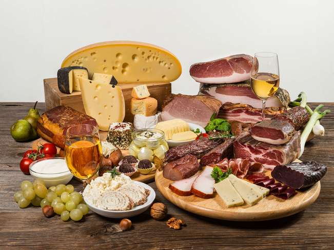 Spezialitätenplatte mit Fleisch und Käse