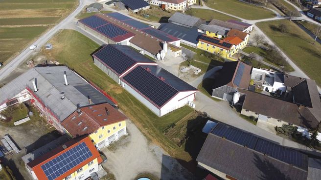 Photovoltaik am Bauernhof Drohnenfoto.jpg
